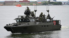 Stridsbåtar ur 5.amfibiebataljonen deltar i operationen, tillsammans med andra typer av militära fartyg.