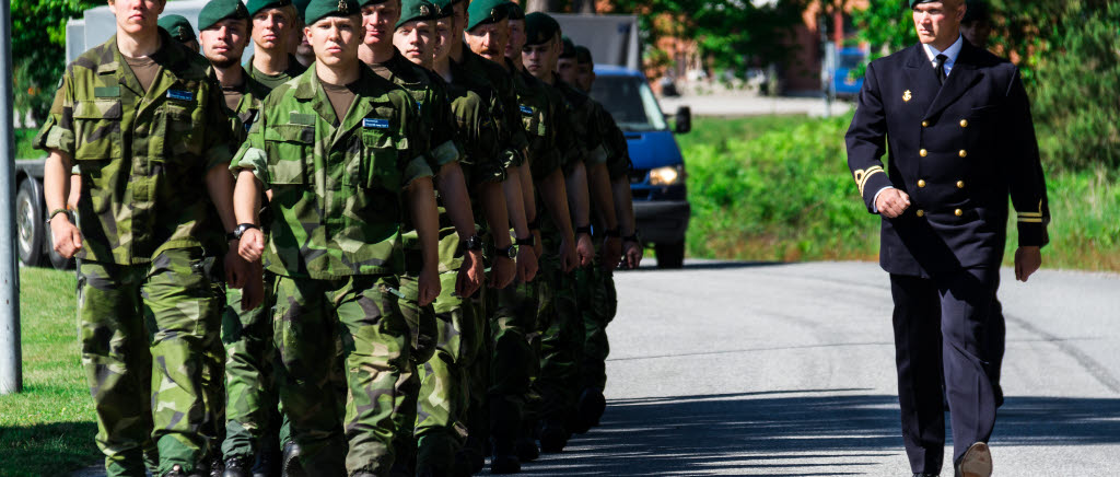 Den sista marschen i samma pluton. I morgon splittras kompaniet och på måndag har soldaterna nya uppgifter.

Den 15 juni tog grundutbildningskompaniet vid Amfibieregementet på Berga sin efterlängtade examen. Soldaterna uppmärkasammades med en ceremoni där de också erhöll sina examensbevis.