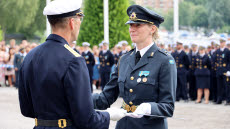 Bild från examensceremoni för officersprogrammet och Sofu, särskild officersutbildning som hölls framför Militärhögskolan och Karlbergs slott. Försvarshögskolan och FHS.