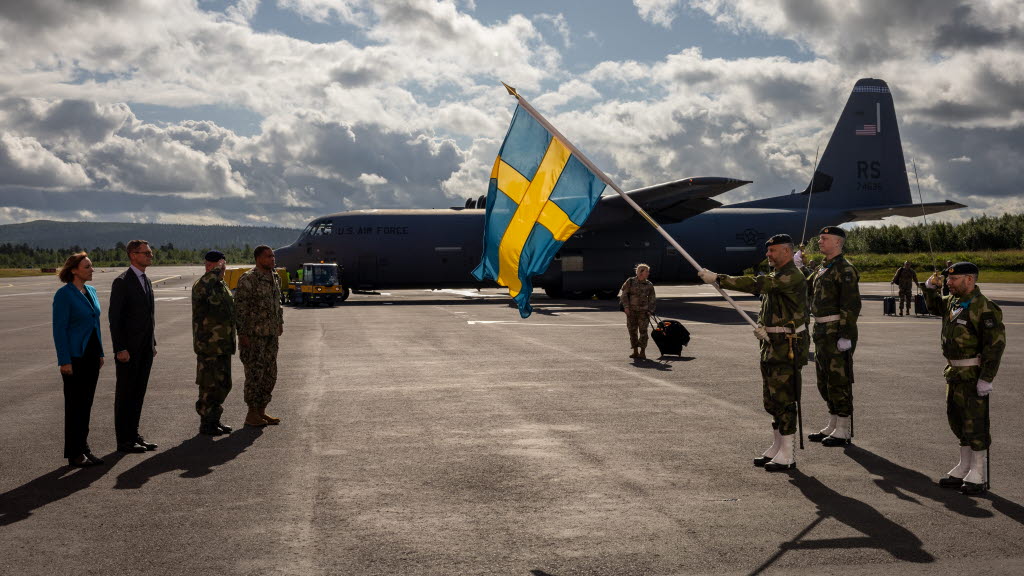 Besök USA i Kiruna.
På berget Luossavaaras topp genomfördes en terrängorientering av Lapplandsjägargruppens chef, överstelöjtnant Martin Andersson. Deltagarna förevisades Kirunas gamla och nya centrum, gruvverksamheten och det omgivande landskapet med utsikt mot de svenska och norska fjällen. Orienteringen genomfördes i solsken och avslutades precis innan tunga regnmoln drev in över berget.
I LKAB:s besöksgruva på 540 meters nivå hölls ett antal föredragningar, bland annat av Niklas Johansson, direktör för public affairs och externa relationer. Han tryckte på Malmbanans betydelse och begränsningar. Järnvägslinjens enkelspår och bristande underhåll hämmar idag såväl försörjningen av högkvalitativ järnmalm och möjligheten att utvinna kritiska mineral, som kapaciteten för militära transporter.
På Kalixforsbasen förevisade Lapplandsjägargruppen och Lapplandsjägarbataljonen bandvagn, snöskoter, olika sensorsystem samt mörkerutrustning. 