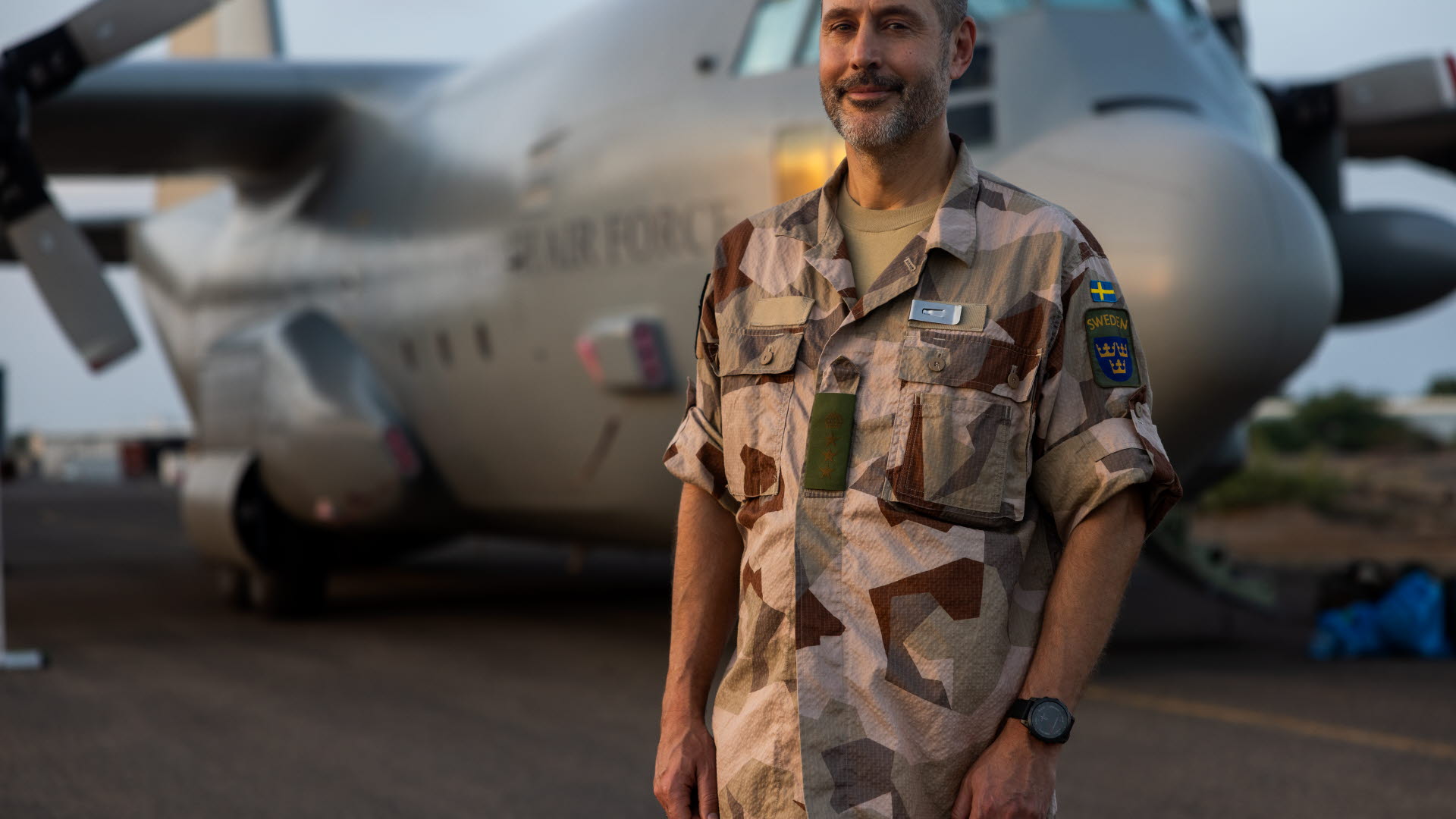 Uni egdi, kotardi va sikdi. Uni egdi, kotardi va sikdi.