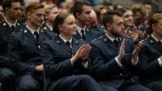 SOU examensceremoni på Halmstad Arena 2022.
Nyblivna sergeanter applåderar sina kamrater. 