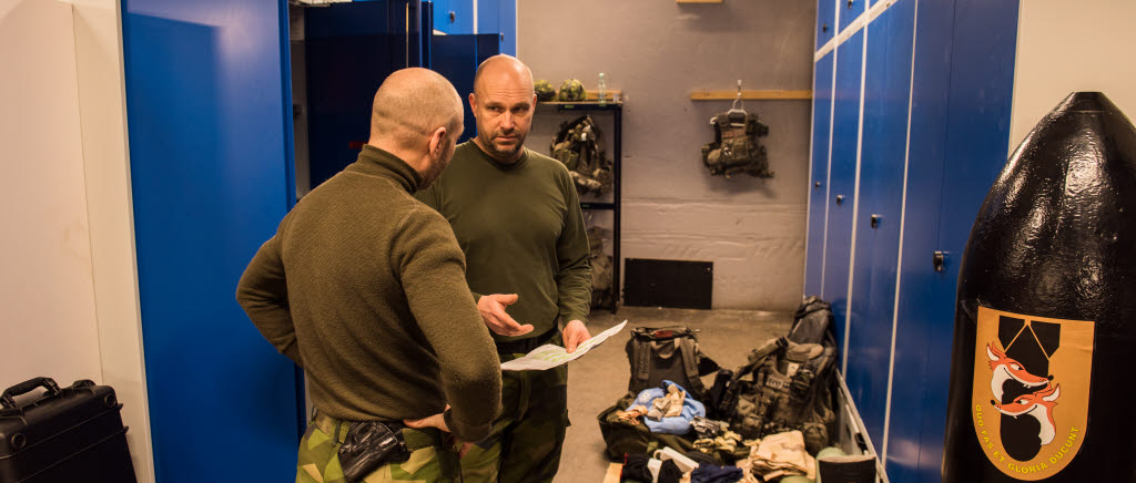 Robert Eriksson diskuterade utrustningsfrågor med en av sina kollegor. Allt måste vara perfekt.
