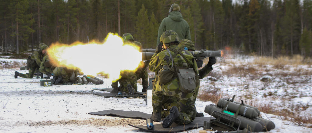 Det smäller i Arvidsjaur! Blivande jägarsoldater skjuter skarpt med granatgevär.