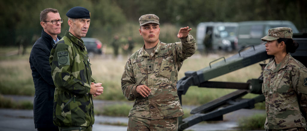 Överbefälhavaren och generaldirektören för en genomgång av luftvärnssystemet "patriot".

Under mediadagen på Säve fick först överbefälhavaren Micael Bydén och Försvarsmakten Generaldirektör Peter Sandwall möjlighet att se de franska och amerikanska luftvärnssystemen och även prata med soldater från de två nationerna. Under eftermiddagen tillkom även media som fick chansen att se systemen och prata både med överbefälhavaren och de utlänska soldaterna. 

Inom ramen för Aurora 17 genomförs övning i Värdlandsstöd ((host nation support). Denna övnings syfte är att utveckla samverkansformerna med civila och andra militära aktörer. 

För att öka den militära förmågan genomför Försvarsmakten under september försvarsmaktsövning Aurora 17. Aurora 17 är detn första och största övningen i sitt slag på mer än 20 år. Samtliga stridskrafter och fler än 20000 män och kvinnor kommer att delta. Det är en nationell övning som bygger ett starjare försvar och ökar den samlade förmågan att möta ett angrepp på Sverige. Under Aurora 17 kommer även ett flertal myndigheter och militära förband från andra länder delta. 