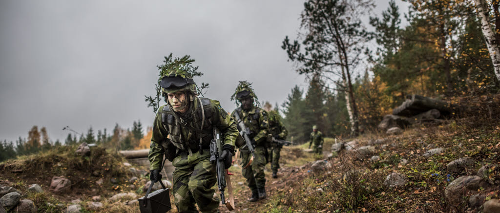 Repititionsutbildning. Närskydd. Soldaterna övar försvarsstrid ute på marma skjutfält. 