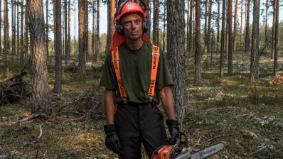 Mikael Lorentzen arbetar som ställföreträdande gruppchef vid 24.hemvärnsbataljon (Livgardet). Klockan är strax efter 18:00 på kvällen och han har precis hjälpt till med trädfällning och röjning vid en plats som används till vattenpåfyllnad för gödselspridare (gödselspridare dragna av traktorer är effektiva släckmaskiner). Han är inne på sin 18:e vakna timme sedan hans grupp varit aktiva ute i området sedan klockan ett på natten. Snart ska han återvända till Färila för några timmars återhämtning.

Runt byn Kårböle i norra Hälsingland rasar tre stora skogsbränder. Byn är sedan en vecka tillbaka evakuerad och släckningsarbetet pågår febrilt mot elden med samlade förmågor från olika myndigheter, frivilliga samt tillrest räddningstjänst från flera europeiska grannländer. Brandområdena är indelade i tre olika sektorer där man försöker isolera elden inom så kallade begränsningslinjer. Förutom att hindra vidare spridning så är det särskilt viktigt att hålla elden borta från orten Kårböle samt viktig infrastruktur.