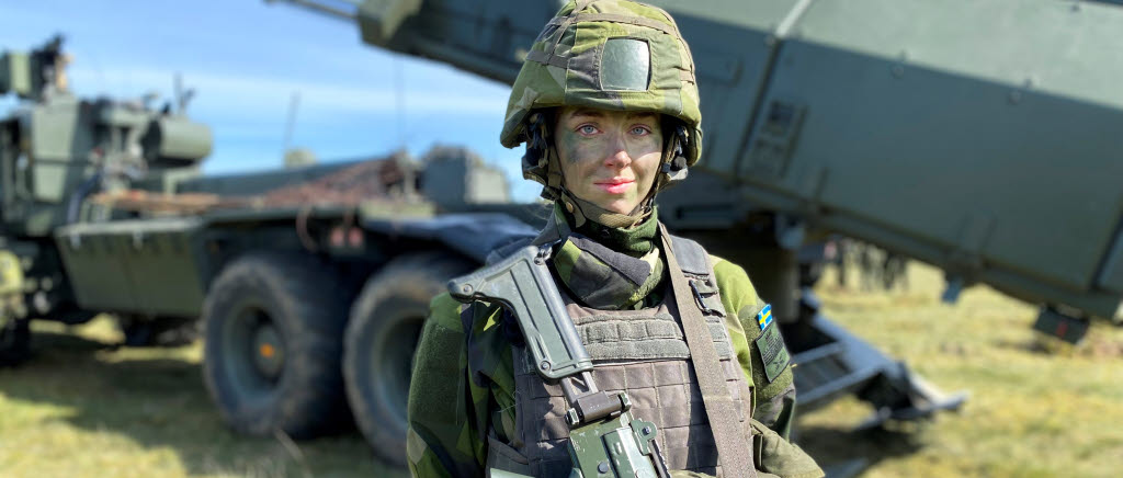 Blivande reservofficer Linnéa Rittger, kadett på Reservofficersutbildningen ROU, på Rinkaby skjutfält under Aurora 23.