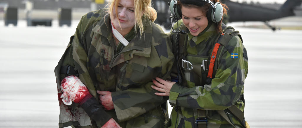 Linda Holgersson hjälper en ”skottskadad patient” till fortsatt vård under övningen.