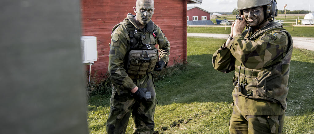 Två soldater förbereder sig för uppsittning i sitt stridsfordon.

För att öka den militära förmågan genomför Försvarsmakten under september försvarsmaktsövning Aurora 17. Aurora 17 är detn första och största övningen i sitt slag på mer än 20 år. Samtliga stridskrafter och fler än 20000 män och kvinnor kommer att delta. Det är en nationell övning som bygger ett starjare försvar och ökar den samlade förmågan att möta ett angrepp på Sverige. Under Aurora 17 kommer även ett flertal myndigheter och militära förband från andra länder delta. 