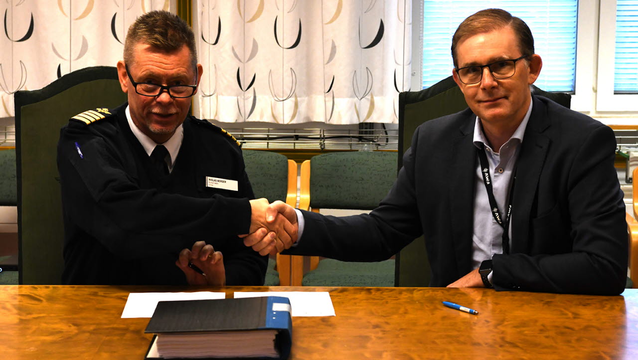 Överste Niclas Berger, chef Flygstabens teknik- och vidmakthållandeavdelning och
Henrik Troedsson chef Flygbassystem Försvarets materielverk FMV, undertecknar avtalet
gällande överlämningen av de första leveransklara klargöringsfordonen. 