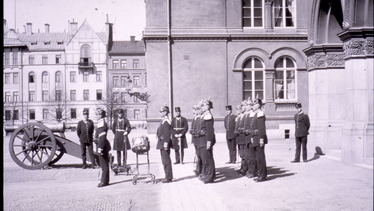 Kasernvakten intill trofékanon från kriget 1788–1790 vid Linnégatkasernen.