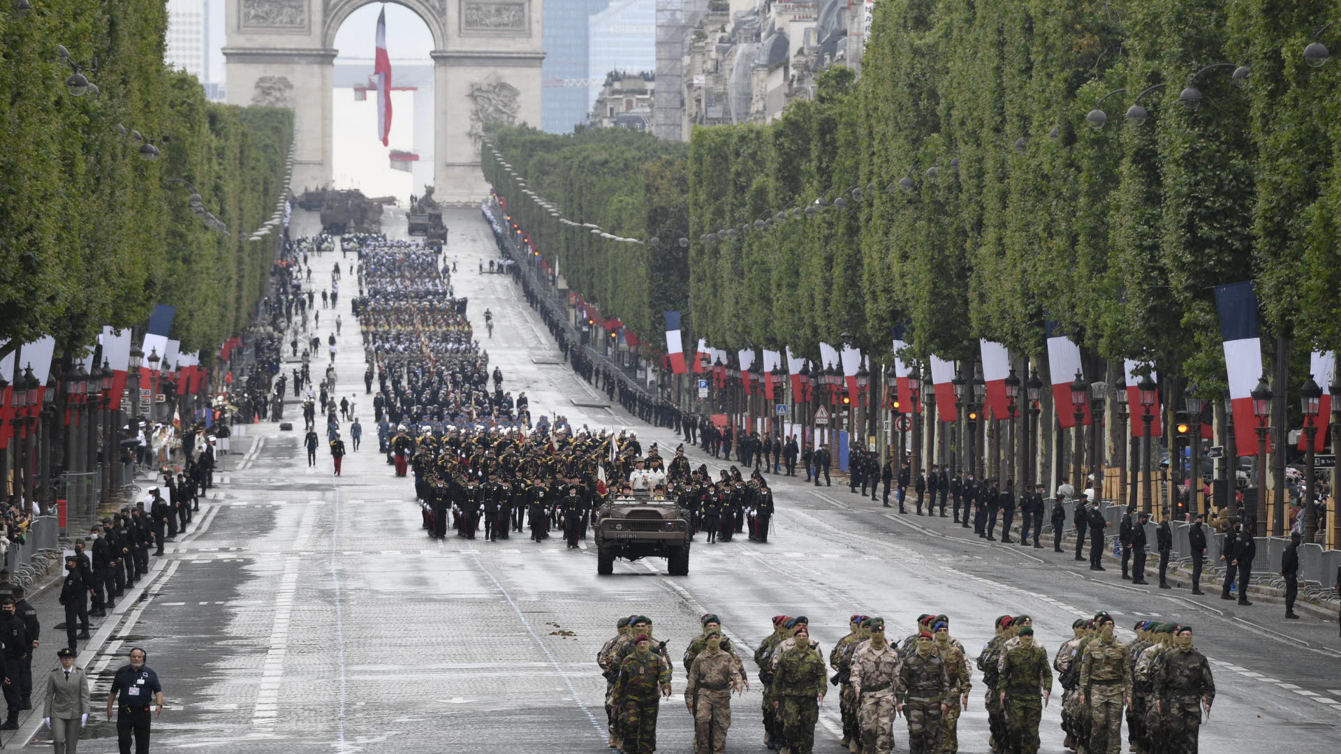 Svenska soldater marscherar i Paris