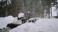 STRIDSKONTAKT. Flera förband från armén har genomfört förberedande vinterutbildning. Här är trossoldat från I 19 under funktionsövning. 