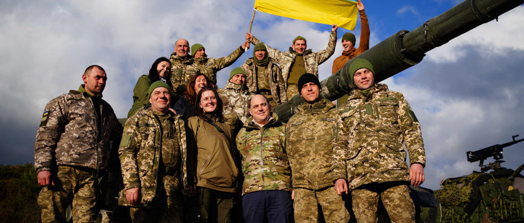 Britain's Defence Secretary Ben Wallace (Front 3rdR) poses in front of a FV 4034 Challenger 2 tank with Ukrainian soldiers who are undergoing training at Bovington Camp, a British Army military base, southwest England, on February 22, 2023. (Photo by Ben Birchall / POOL / AFP)
