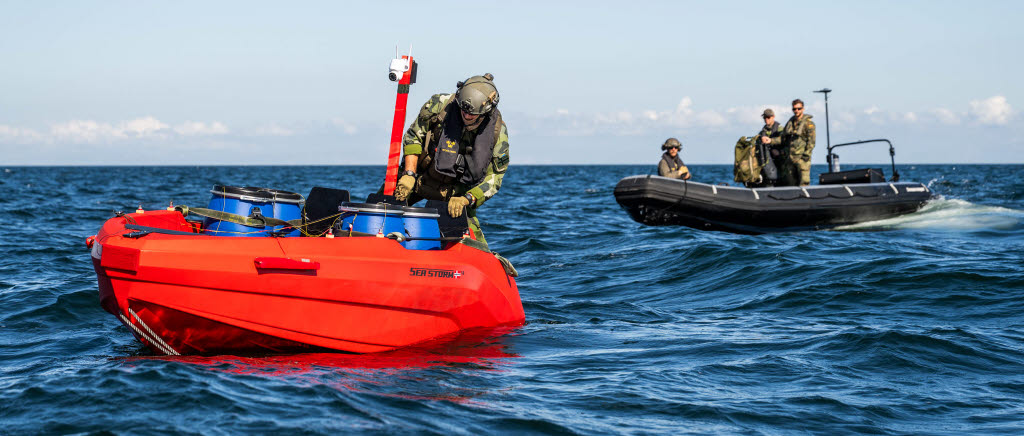 Minröjning på stränder, hantering bomber på fjärrstyrda båtar och autonom minsökning i farleder är något av vad Röjdykardivisionen tränar under den stora marinövningen Northern Coasts 2025 i Tyskland. 