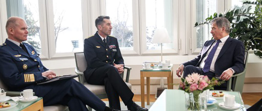ÖB Micael Bydén i möte med president Sauli Niinistö och diskussioner med finske kommendören Jarmo Lindberg om fördjupat försvarssamarbete och gemensamma övningar. 