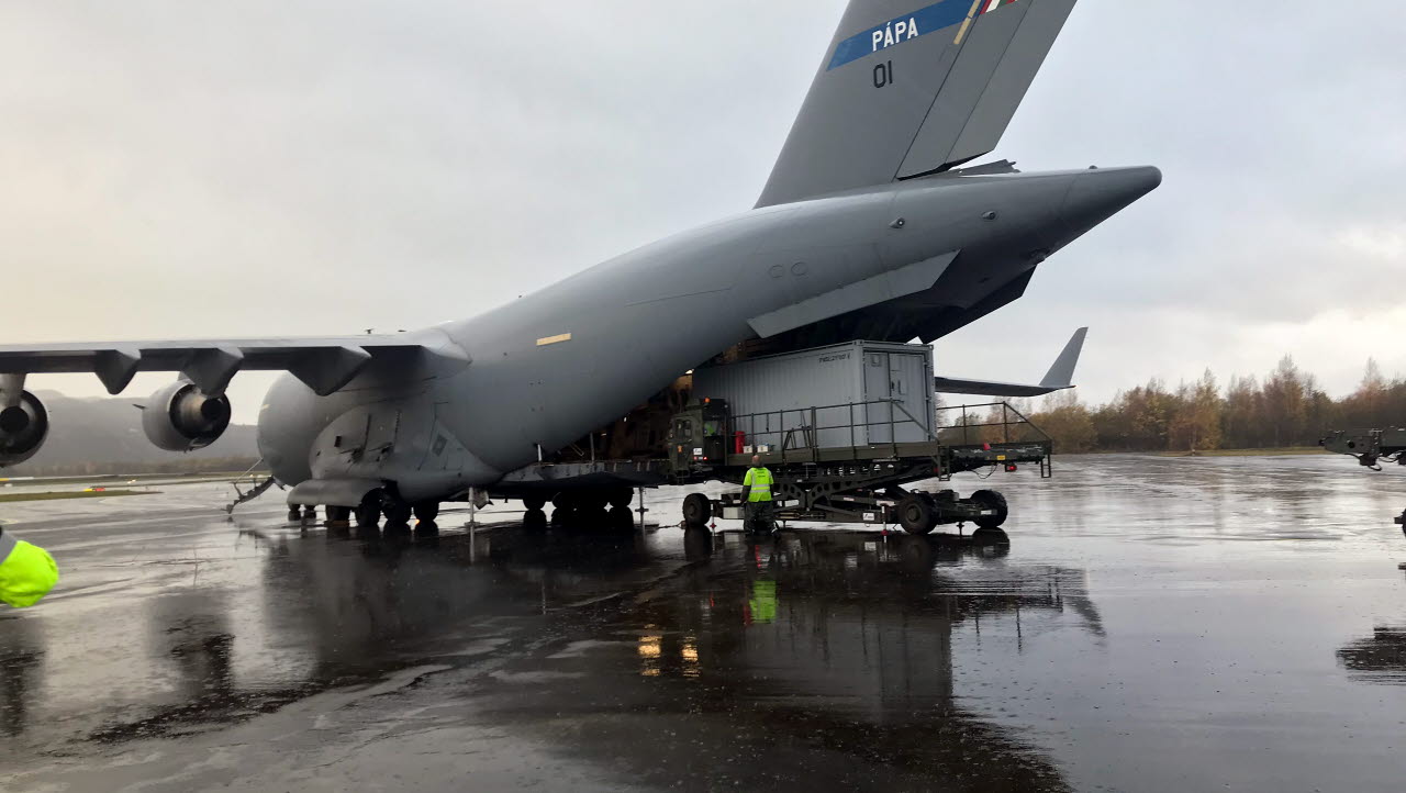 20181104 Norge

Visbykorvetterna HMS Nyköping och HMS Karlstad deltar i övningen Trident Juncture 2018. Underhållsenheten jobbar ifrån land och ser till att fartygen får det stöd de behöver så att fartygen kan vara till sjöss maximalt.

TRJE 18 är en av Natos största övningar och genomförs huvudsakligen i Norge. Totalt deltar ca 50 000 soldater, 10 000 fordon, 130 flygplan och 70 fartyg. Sverige deltar med 2500 soldater, åtta Jas Gripen och två fartyg av Visbyklass.