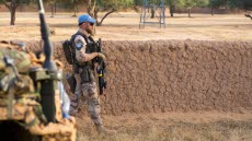 En av Mali 12:s plutoner under en patrull i Tin Hama.