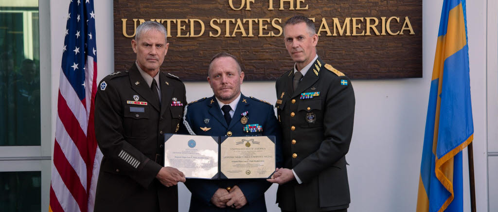 MEDALJ. Generallöjtnant Charles D. Costanza, chef för USA:s femte kår, överlämnade medaljen till förvaltare Fredrik Flink vid den amerikanska ambassaden tillsammans med arméchef Jonny Lindfors.