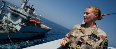 Det brittiska fartyget WAVE RULER stödjer EU Naval Force fartyg JOHAN DE WITT med bunkring till sjöss.  