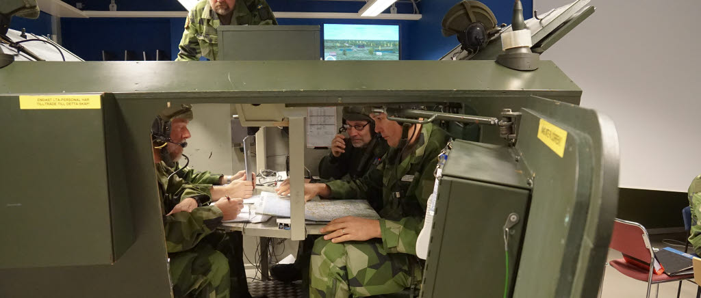 Ledningslaget leder från modellen av stridsledningspansarbandvagn 90 under förflyttningen av främre ledningsplats.