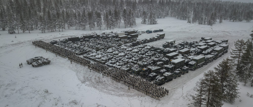 192:a mekaniserade bataljonen uppställda för fotografering och tal av bataljonchefen. Under Northern Wind genomför förbandet krigsförbandsövning.