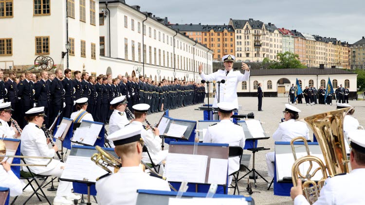 Marinens musikkår. Officersexamen på Militärhögskolan Karlberg för 230:e kursen på Officersprogrammet 2025-06-27.
