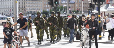 Soldater från livkompaniet; Livbataljon, genomför övning i Stockholm. Bland annat åker förbandet tunnelbana. 