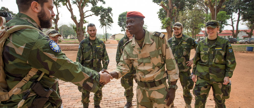 Chefen för camp Kassai och chefen för territoriella infanteribataljonen välkomnar de svenska instruktörerna.