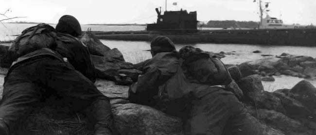 Soldater spanar på ubåt.