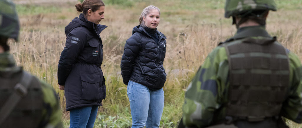 Pliktrådets ledamöter Malin Eidmann och Lisa Holmqvist har under två dagar besökt Norrbottens regemente. Här under ett besök på skjutbanan.