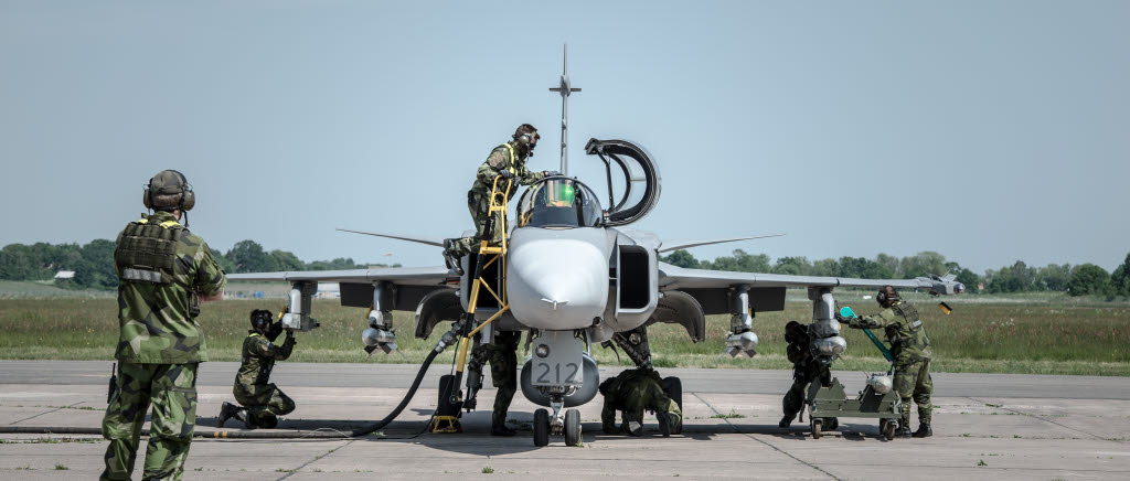 Flygvapnet anordnar mediadag med pressresa under flygvapenövningen 2018. Mediadagen innefattar static display på Ärna, förevisning av luftlandsatt luftvärn med helikopter 14 och spridd klargöring av JAS 39 på Kalmar flygplats. Därefter gick resan vidare till Ämari Air Base i Estland för en static display av svenska, franska, estniska flygplan och en brittisk spaningshelikopter samt franska basförband.

Kalmar flygplats. Helikopter 14 från 1. hkpskavdron i Luleå luftlandsätter robot 70-grupp från Luftvärnsregementet i Halmstad. Robotgruppen utgörs av värnpliktiga som i och med Flygvapenövning 18 gör sin slutövning. Förevisning av spridd klargöring av två  JAS 39 genomförs av personal, huvudsakligen värnpliktiga, från F 17 på Kallinge. Static display av Flygbassäk, sjukvårdsdelar mfl.
Lokala reportrar och riksmedier är inbjudna för att få svar på frågor om Flygvapenövningen och övande förband.