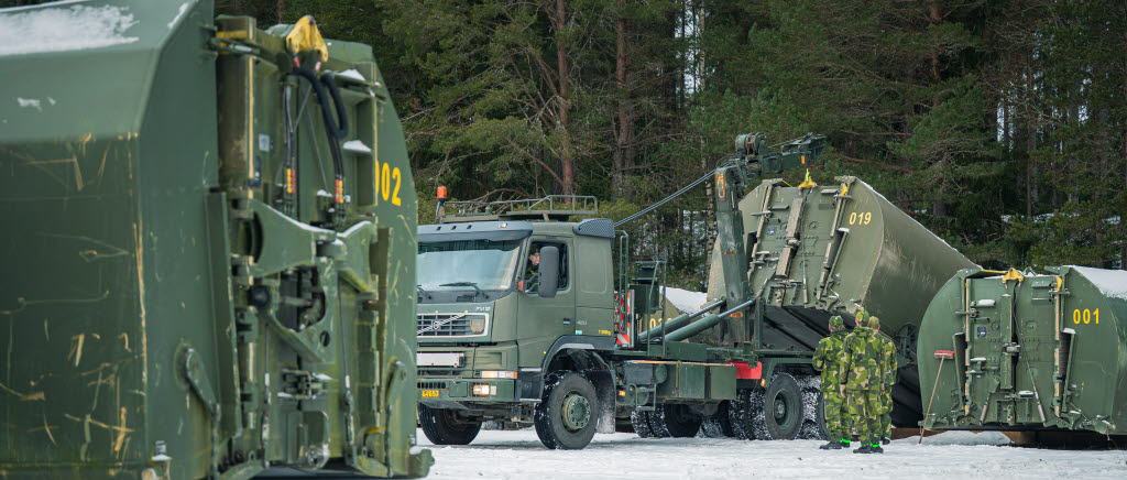 Däcksbro 300 lastas på lastbil inför utbildningsmoment i vintermiljö.