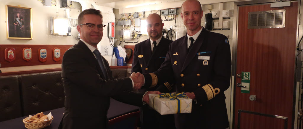 Överlämning av sjömätdata från sjöfartsverket till marinen.