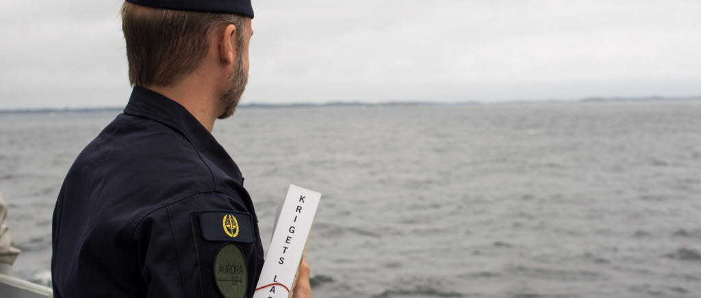 Krigets lagar. Hur Försvarsmakten får agera och använda vapenmakt styrs av våra lagar. I svensk lag är det olika lagar och regler för fred och krig. Försvarsmaktens jurister ger råd till chefer i tid av krig och fred.