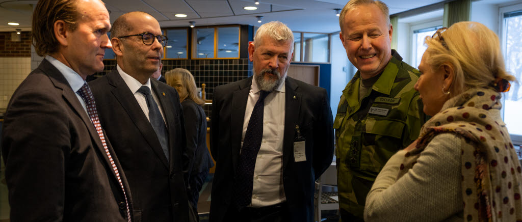 Totalförsvarsrelevanta personer möts på HKV för att diskutera totalförsvaret.