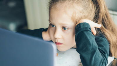 Barn tittar koncentrerat på en datorskärm