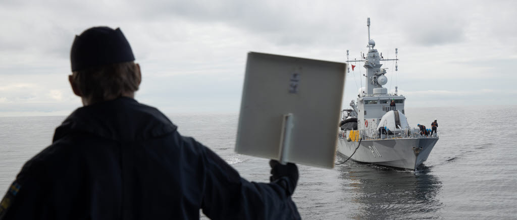 HMS Carlskrona tankar patrullfartyget Stockholm i Hanöbukten.