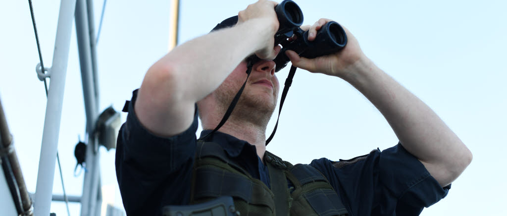 Under sjöövervakning används radar och andra sensorer men också traditionell kikare i och med optisk utkik.