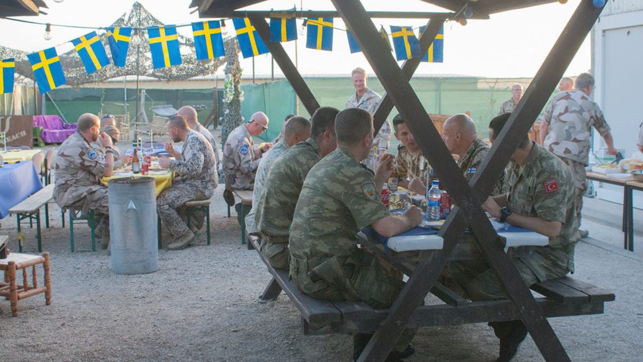 Midsommarfirande på Camp Marmal i Mazar-e-Sharif.