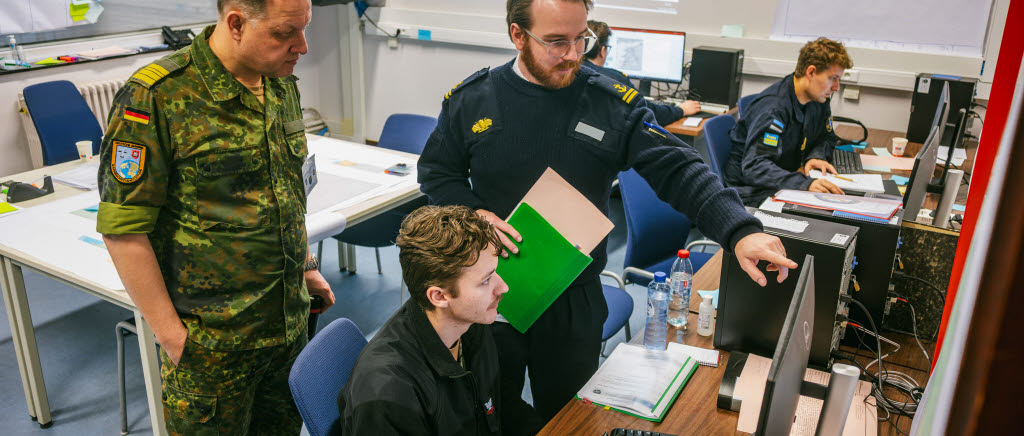 Minröjning syftar till att reducera risker från hot under ytan till acceptabla nivåer för annan sjötrafik. Det kräver god analys, planering och uppföljning av operationer. Under övningen agerar svenska officerare chefer på alla nivåer i övningen.