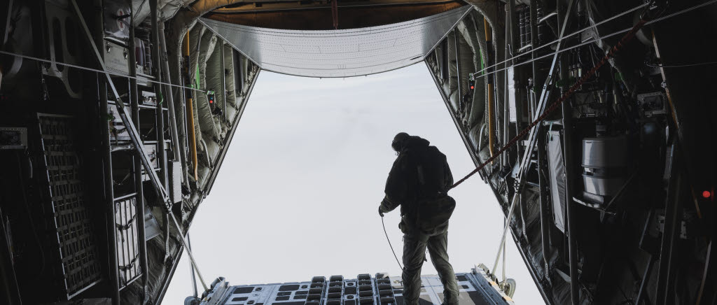 Specialförbandens fallskärmsskola har som huvuduppgift att stödja Försvarsmaktens specialförband och övriga insatsförband med utbildning i fallskärmstjänst, luftburen försörjning samt upprättande av temporära landningszoner.