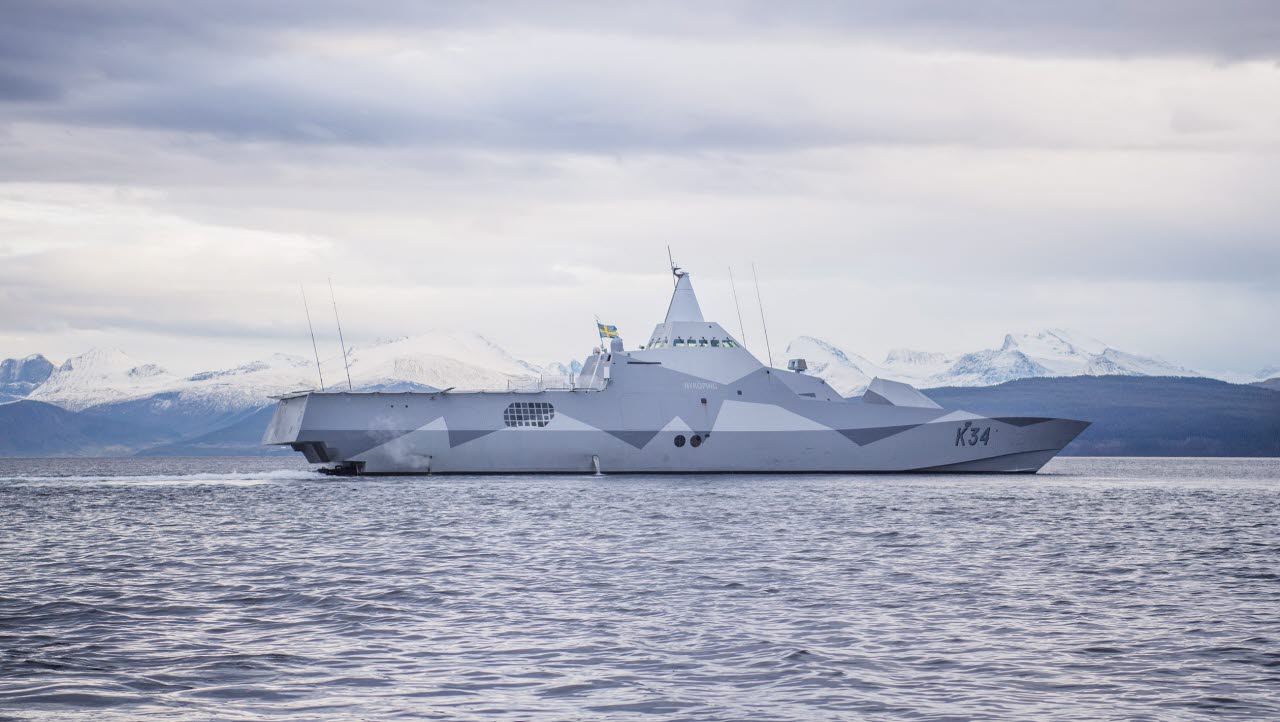 20181101 Norge

Visbykorvetterna HMS Nyköping och HMS Karlstad genomför ytövervakning och skydd av amfibiestyrkor som landstiger under övningen Trident Juncture 2018.

TRJE 18 är en av Natos största övningar och genomförs huvudsakligen i Norge. Totalt deltar ca 50 000 soldater, 10 000 fordon, 130 flygplan och 70 fartyg. Sverige deltar med 2500 soldater, åtta Jas Gripen och två fartyg av Visbyklass.