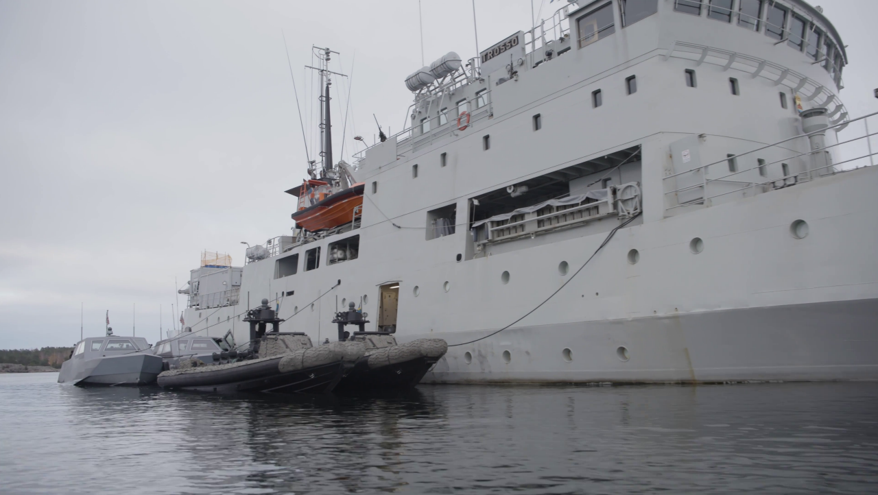 I november 2020 samövade Fjärde sjöstridsflottiljen med amerikanska specialförband. Fjärde sjöstridsflottiljen deltog i övningen med bland annat stödfartyget HMS Trossö som försåg svenska och amerikanska specialförband med förnödenheter till sjöss. 