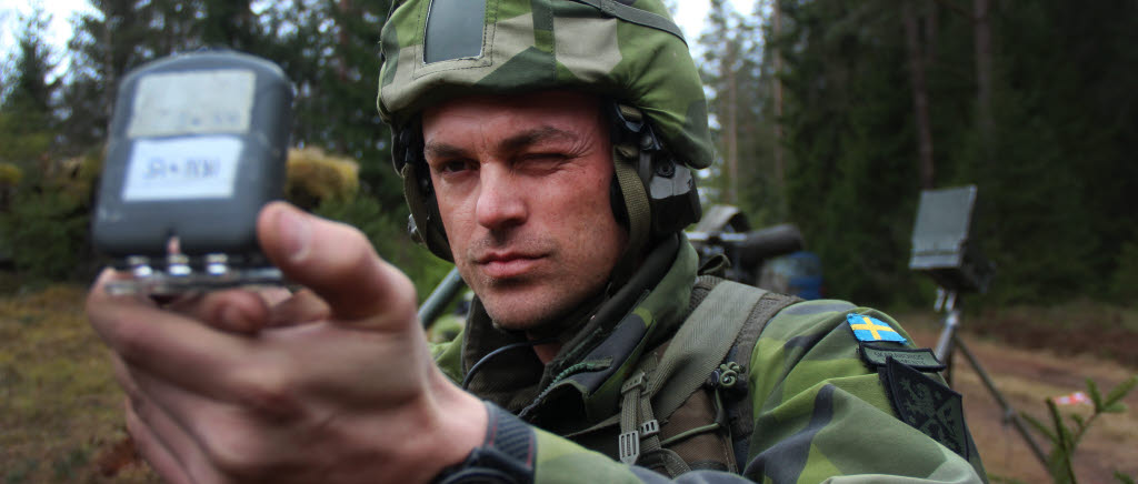 Värnpliktig gruppchef mäter avstånd innan avfyrning.