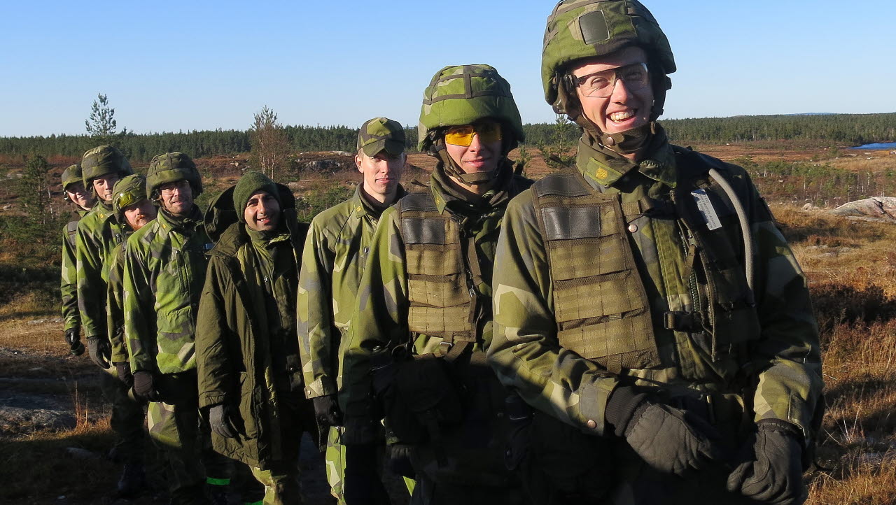 GU för blivande hemvärnssoldater på Villingsbergs skjutfält. Även frusna och trötta soldater brukar bli glada i matkön. 