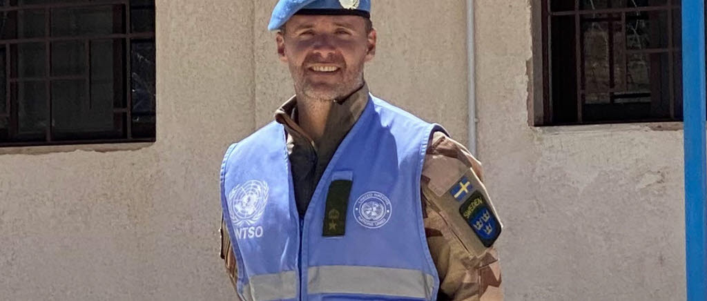 Militär utomlands med FN-basker.