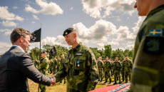 Försvarsminister Pål Jonsson medaljerar chefen för 71:a bataljon överstelöjtnant Henrik Rosdahl