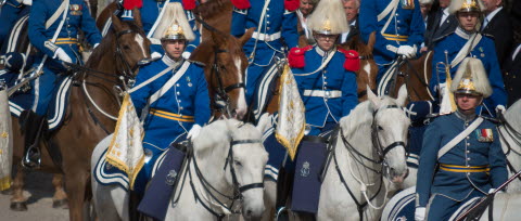 Hans Majestät Konungens födelsedag 2019.
Livgardets dragonmusikkår rider in på yttre borggården. 